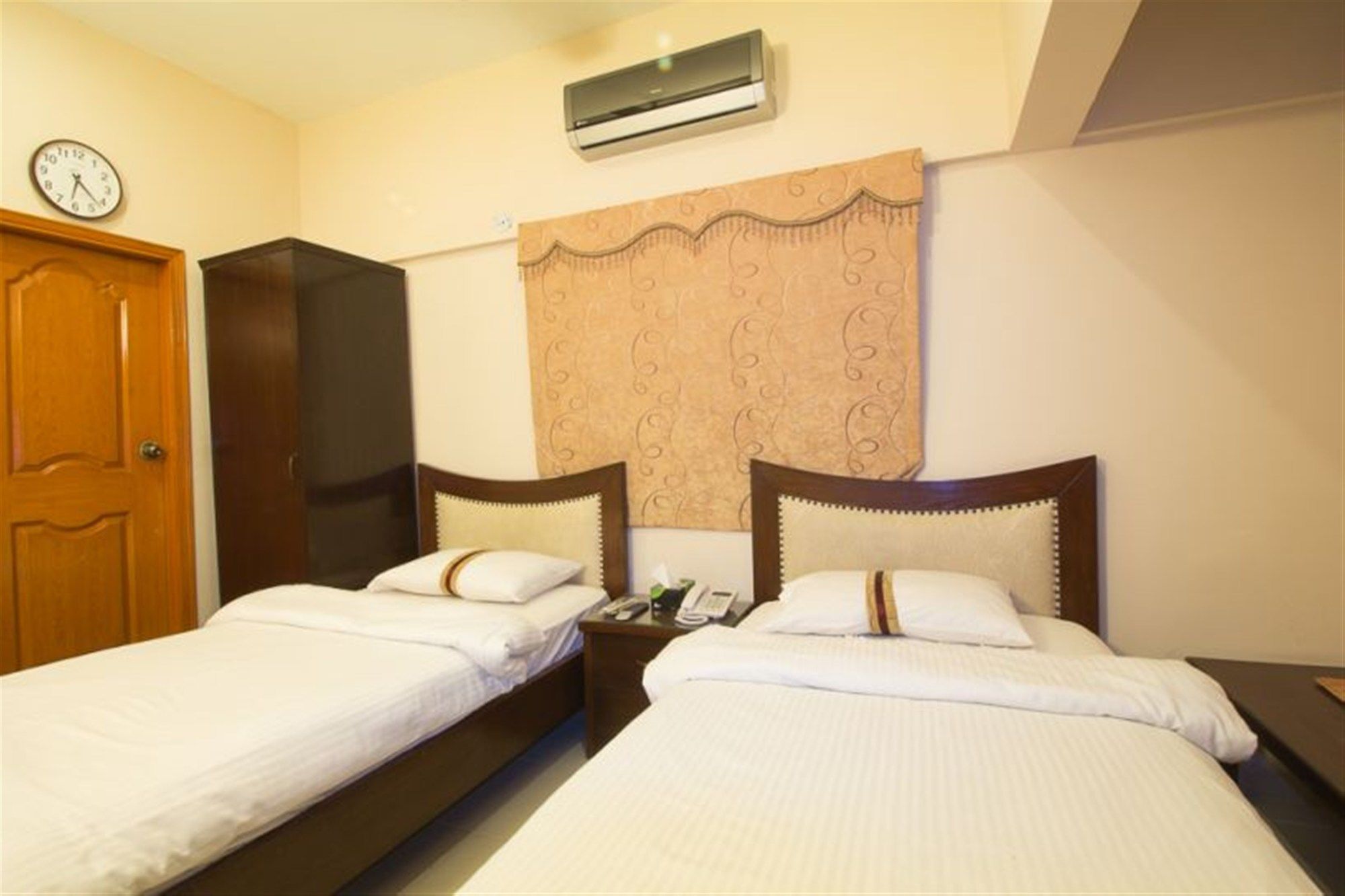 קראצ'י Royal Inn Hotel מראה חיצוני תמונה